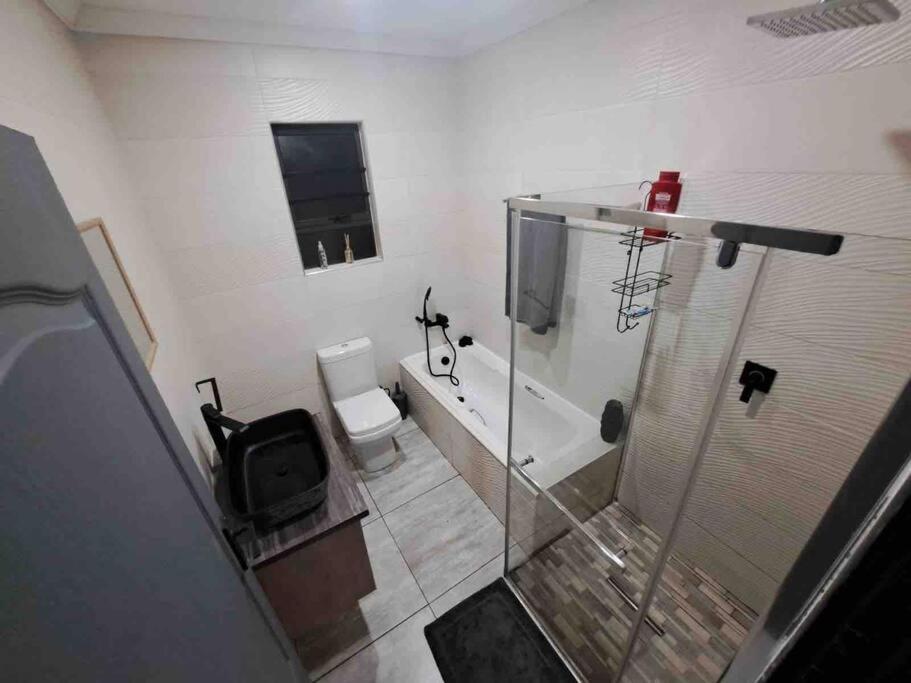 Entire 2 Bedroom House With Jacuzzi And Pool! Meyerton Ngoại thất bức ảnh